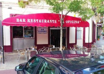 Dos heridos tras caerse el techo de una cafetería en el barrio de Ruzafa en Valencia