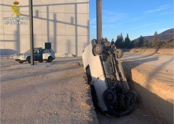 Detenido en Alicante tras volcar su coche y quedar atrapado en una zanja de una zona de obras en la que entró para robar