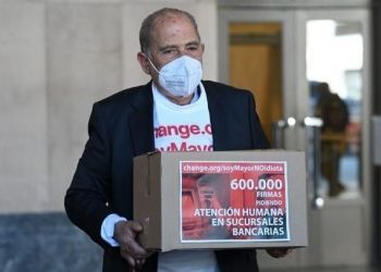 Carlos San Juan, el jubilado valenciano que ha cambiado la atención de los bancos con la campaña «Soy mayor, no idiota»