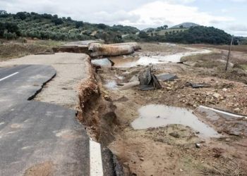 Si vas a desplazarte, presta atención: alerta amarilla y carreteras cortadas por la lluvia en Valencia