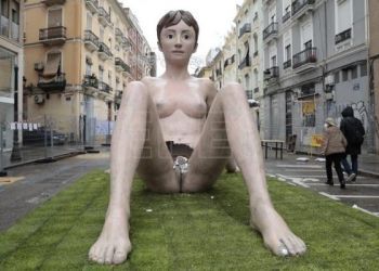 Un grupo de vándalos destrozan los genitales de una falla con forma de mujer desnuda