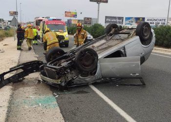 Heridas una niña de 9 años y una mujer de 31 al volcar un coche en Orihuela (Alicante)