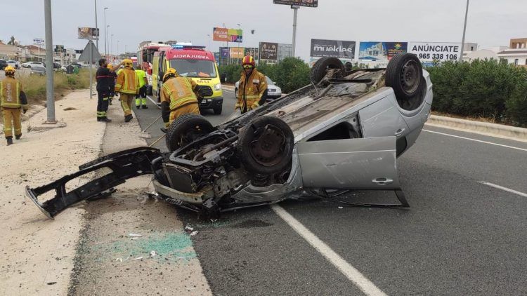 Heridas una niña de 9 años y una mujer de 31 al volcar un coche en Orihuela (Alicante) 1 Un vehiculo vuelca en Orihuela