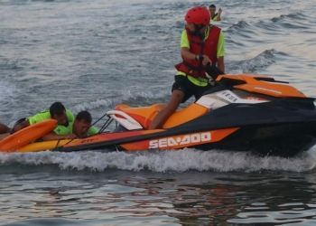 Rescatan a un padre y sus dos hijas de una playa de El Campello tras bañarse ignorando la alerta amarilla