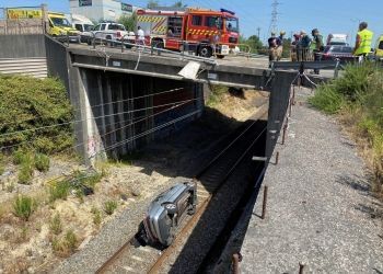 Una señora de 65 años cae con su coche por un puente a las vías del tren en Alaicor (Canals)