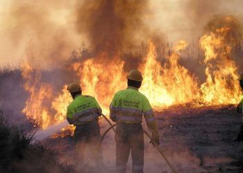 Peligra el incendio forestal de Venta del Moro, que podría complicarse