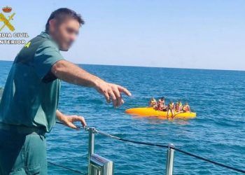 Rescatan a una familia tras volcar el barco en el que navegaban en Santa Pola (Alicante)
