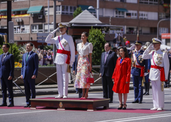 Granada se vuelca con el desfile del Día de las Fuerzas Armadas presidido por los Reyes