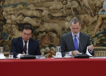 Los expresidentes González, Aznar, Zapatero y Rajoy, junto al rey en la reunión del Patronato de Elcano