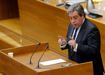 Feijóo muestra compromiso contra la violencia machista mientras Vox la niega y luego la matiza