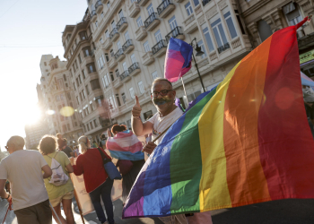 La Policía de Murcia pide perdón a Saiz y abre expediente al inspector que paró su concierto LGTBI