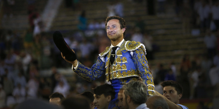 Rafaelillo sale a hombros en una importante corrida de Victorino Martín en Alicante