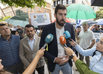 El PP pone en Murcia el contrapunto a su pacto con Vox en la Comunidad Valenciana