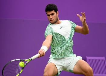 Alcaraz sufre para ganar su primer partido en el torneo de Queen’s contra Arthur Rinderknech