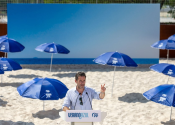 “Verano azul”, la campaña del PP con arena y sombrillas de playa