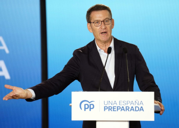 Feijóo recuerda en un vídeo sus inicios en política y se presenta como serio y humilde