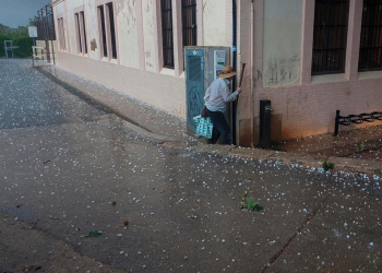 Dos heridos, calles cortadas y cornisas desprendidas por la fuerte granizada en València