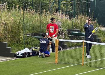Alcaraz se entrena con un vendaje en el muslo
