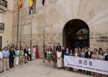 Les Corts guardan silencio contra la violencia machista, con Vox alejado de la pancarta