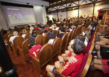 Más de 200 personas en el Auditorio de Yecla para ver la final que no jugó Eva Navarro