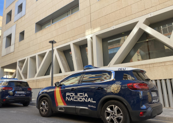 Cuatro jóvenes detenidos por tocamientos a una menor, y un hombre, por pegar a su pareja