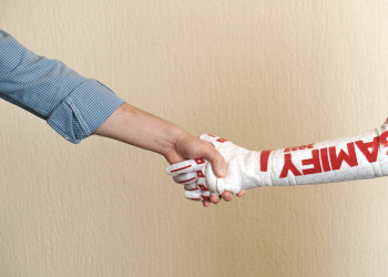 Tejidos inteligentes para disparar cañones láser virtuales con guantes o entrenar en casa