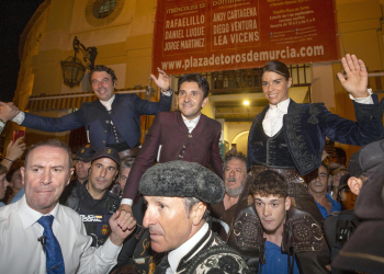 Cartagena, Ventura y Vicens salen a hombros en Murcia tras una lección de toreo a caballo