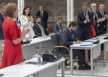 López Miras, reelegido presidente de Murcia por mayoría absoluta con los votos de Vox