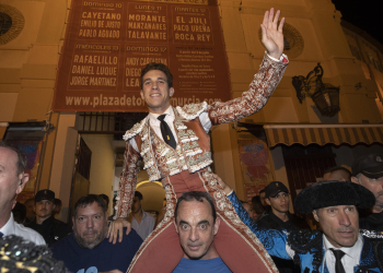 Ginés Marín descorcha la feria de Murcia abriendo la puerta grande de la Condomina